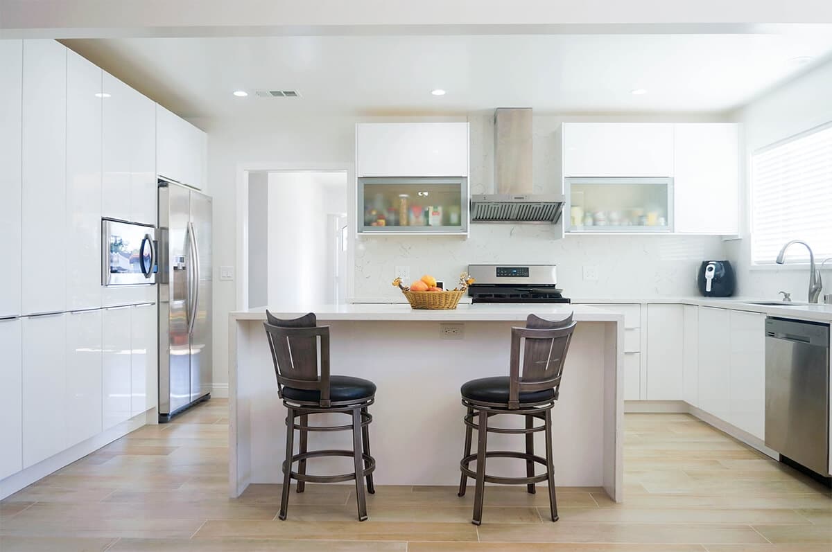 How to Design the Dream Kitchen: White Gloss Euro Cabinets