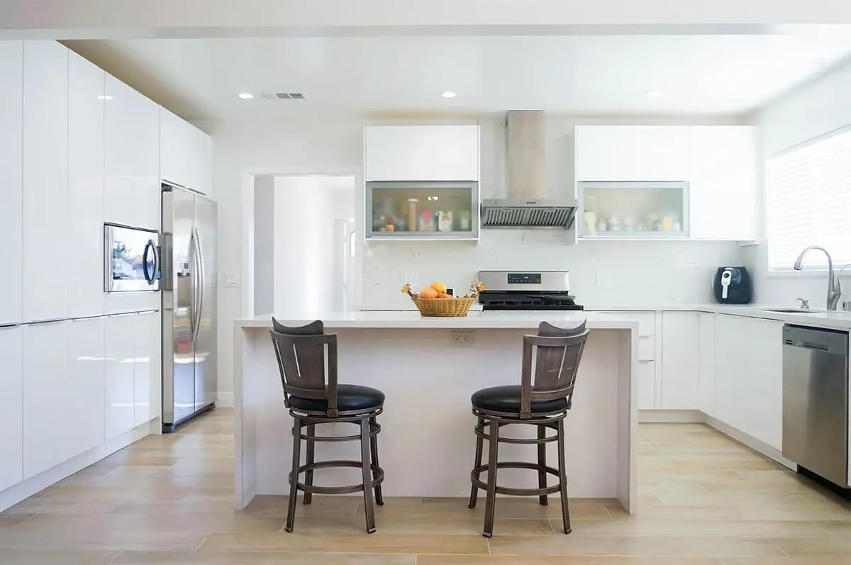 high-gloss-white-european-flat-panel-kitchen-cabinets-1