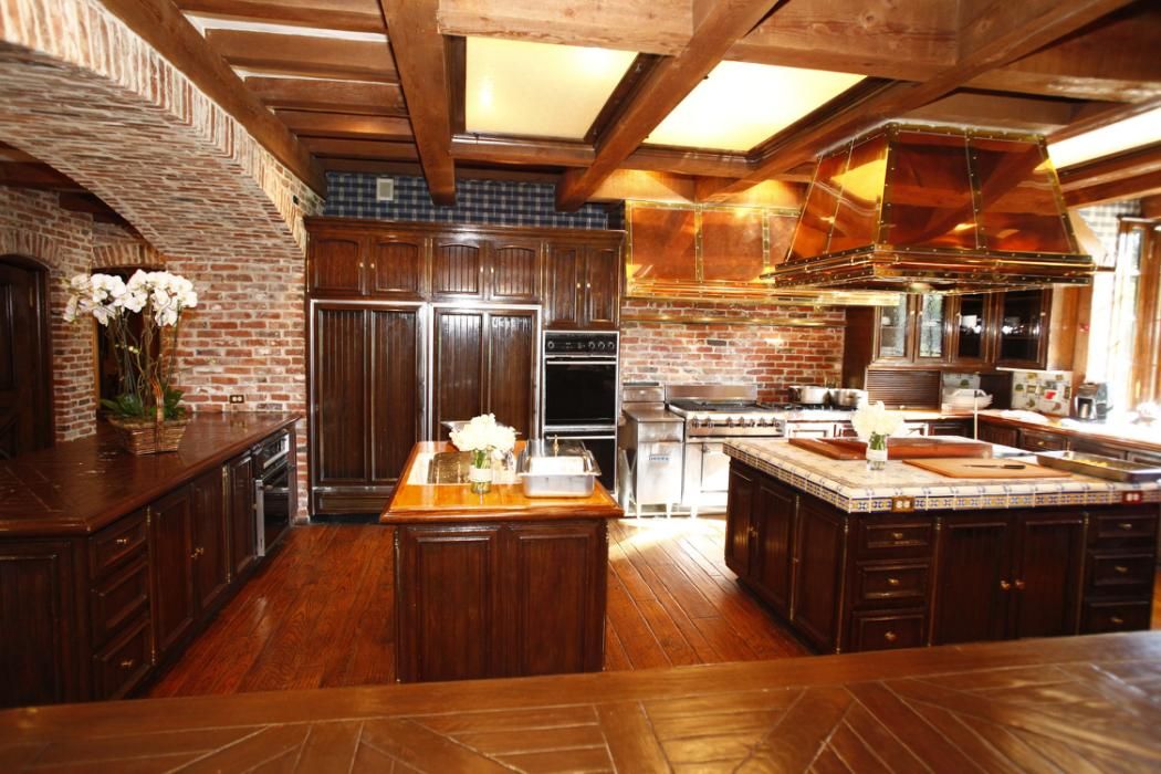 michael-jackson-neverland-ranch-kitchen-1