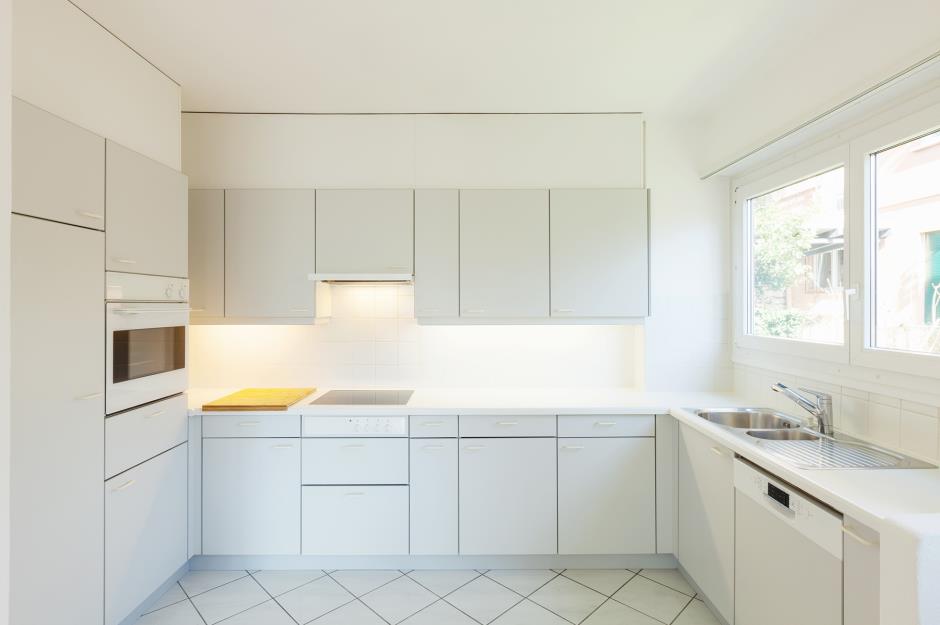 boring all-white bad kitchen design on the internet