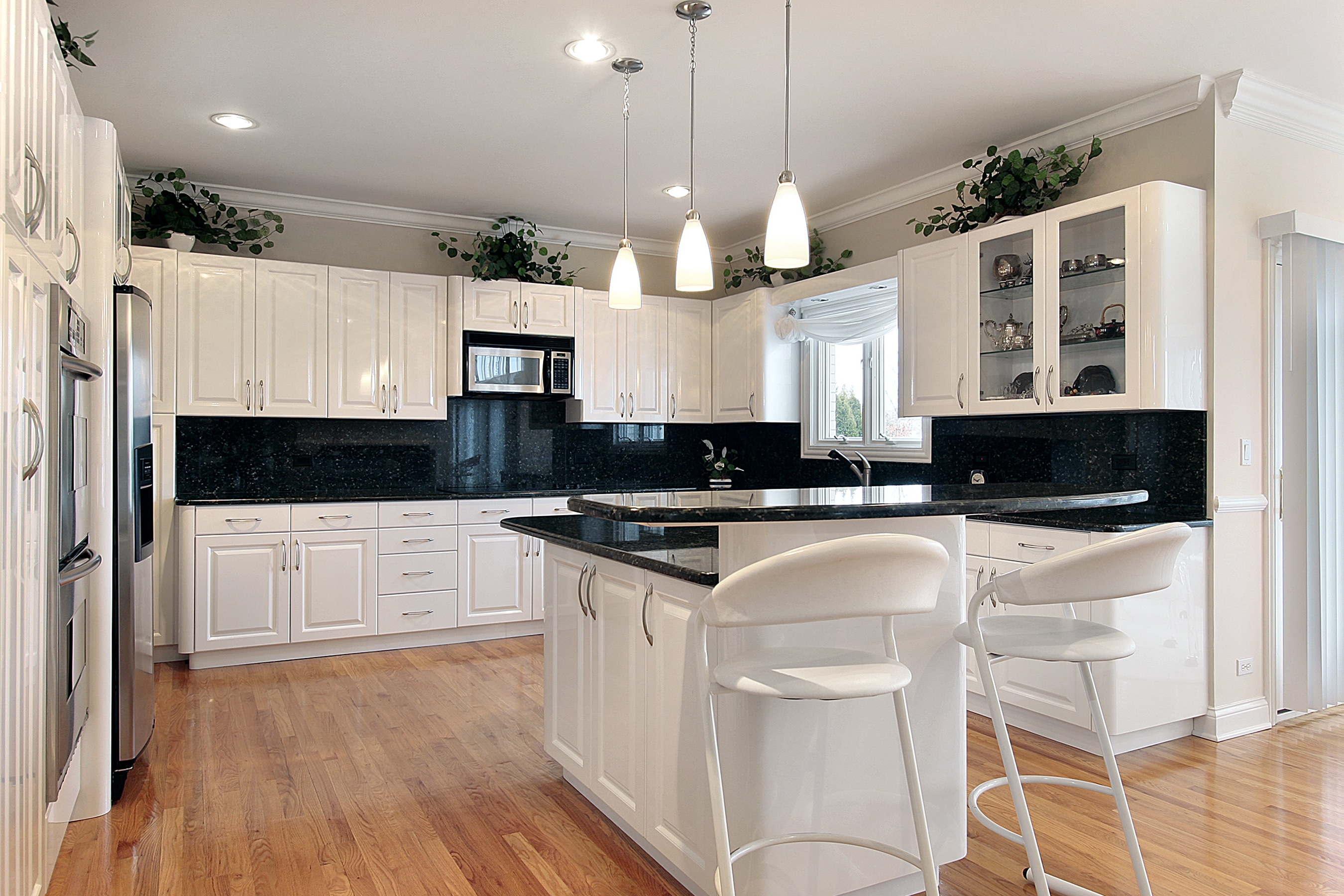 kitchen backsplash idea with light cabinet