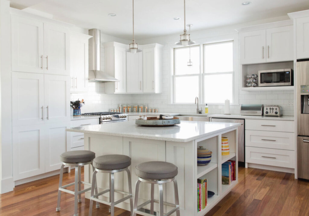 white kitchen design featuring shaker cabinets