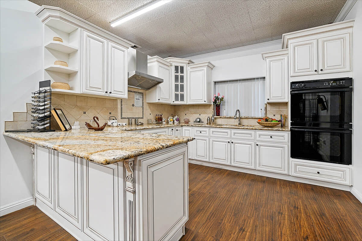 Pre Assembled Antique White Solid Wood Kitchen Cabinets